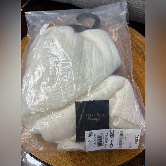 D01.1 NWT Ribbed 100% Cashmere Scarf, Created for Macy's - Picture 2 of 3